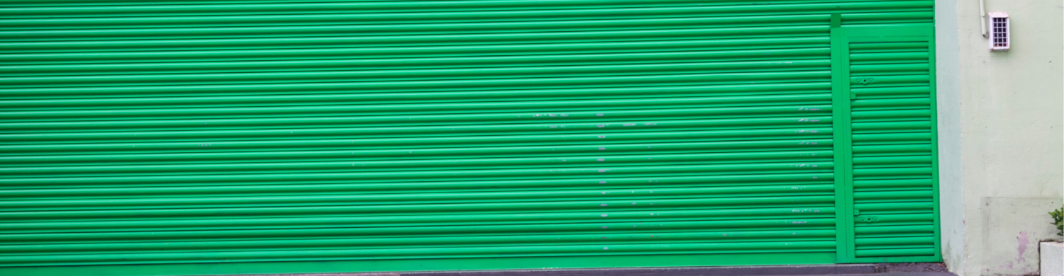 Porta de enrolar com portinhola: conheça essa opção!